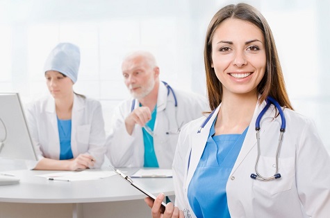 Врачи нашей клиники обсуждают план лечения эрозии