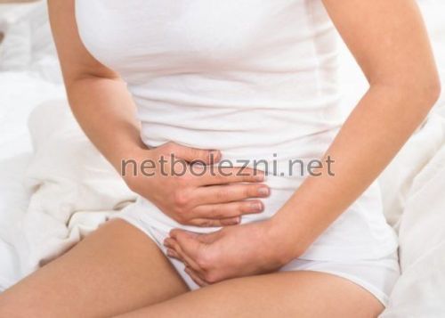 У девушки болит живот